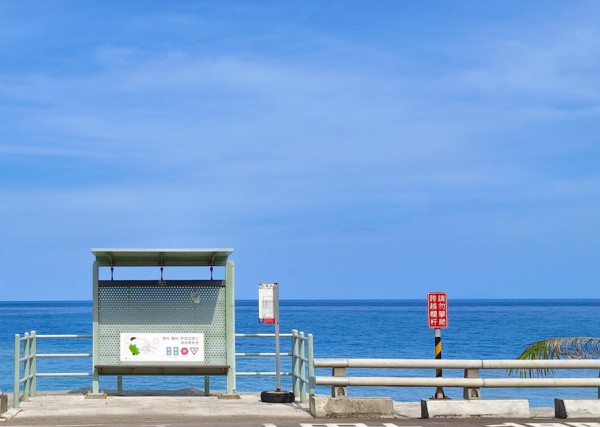 키오스크 앞에서 버벅거리다 뒤를 돌아본 적 있나요? 우리가 잃어버린 &#039;눈인사&#039;의 온도