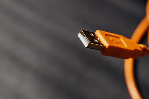 전원 어댑터 연결된 USB 허브