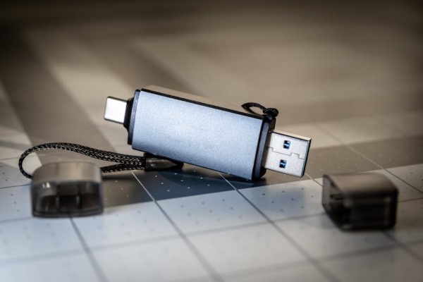 에어스프레이로 노트북 USB 포트 청소하기