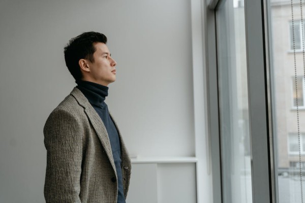 혼자 창문 보는 청년
