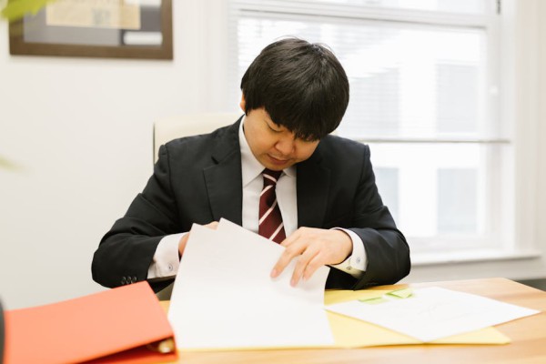 급여명세서 검토 중인 직장인