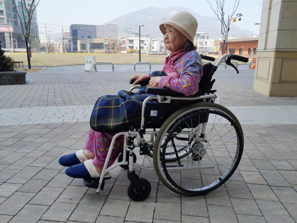 노인과 요양보호사