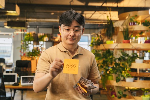 월급통장을 확인하는 청년