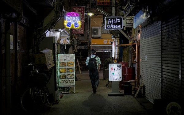 밤길 혼자 걷는 사람
