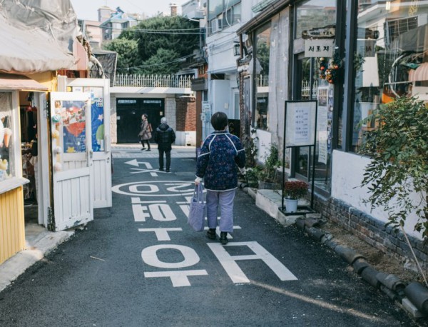 중년 여성 걷는 모습