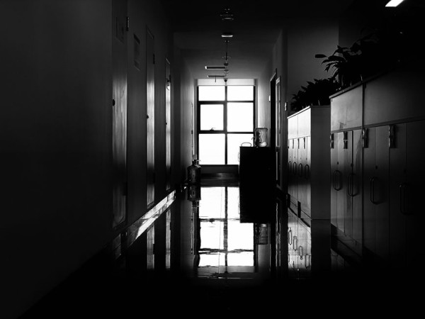 교도소 복도 수용자 줄