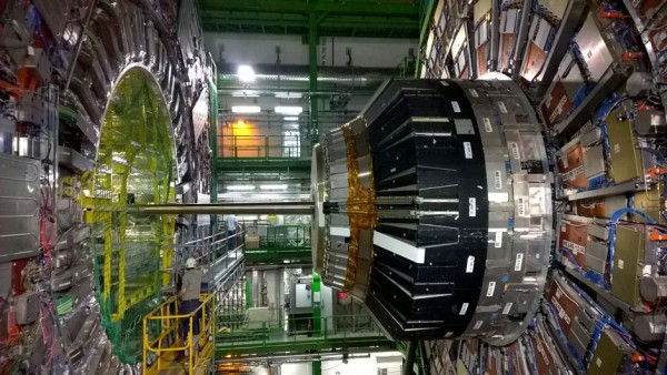 LHC 실험실에서 초대칭 입자를 찾는 물리학자