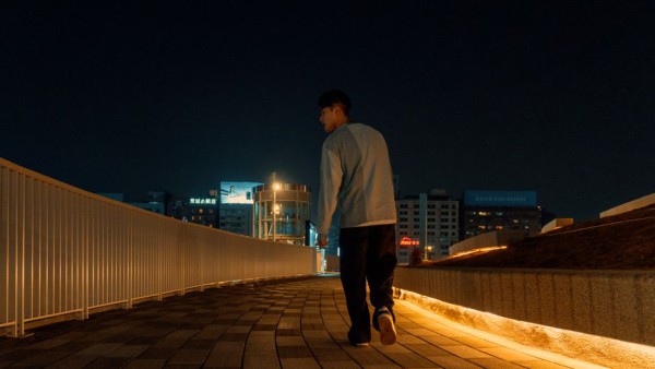 가벼운 산책을 하는 남성의 뒷모습