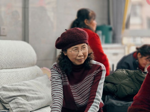 공유주택 거실에서 대화하는 주민들