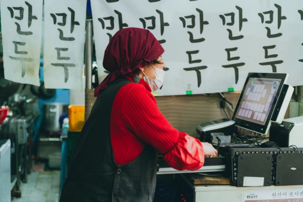 병원 계산대 앞에 선 노인의 뒷모습