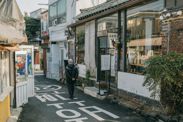 쪽방촌 골목길 청년