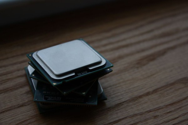 CPU 온도 폭주로 녹아내리는 실리콘 기판