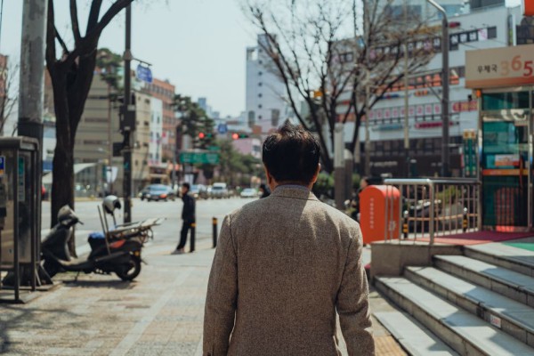 도시 외로운 청년 뒷모습