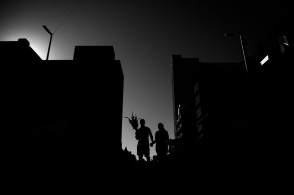 데이트 앱 화면 속 사람들 실루엣