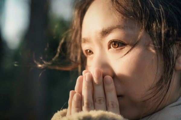 깊게 숨을 들이마시며 눈을 감은 여성