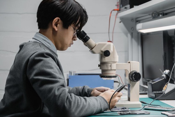 스마트폰 위치추적이 1밀리미터도 못 맞히는 이유 — 2026년 측정물리가 밝힌 ‘공간의 결정 입자’