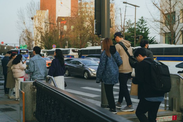 개찰구에 줄 선 퇴근하는 시민들